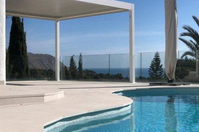 Abril 2024 Benidorm, Alicante, Comunidad Valenciana Pérgola bioclimática orient