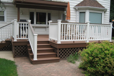 Example of a mid-sized classic backyard deck design in Chicago with no cover