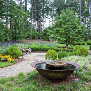Idée de décoration pour un jardin craftsman avec un point d'eau.