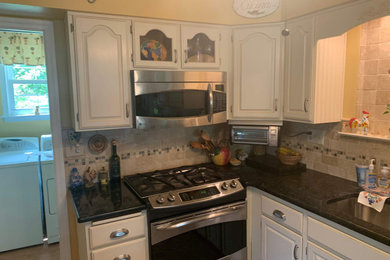 Kitchen - traditional kitchen idea in Philadelphia