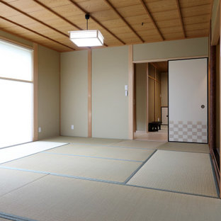 Exempel på ett mycket stort asiatiskt gästrum, med beige väggar, tatamigolv och grönt golv