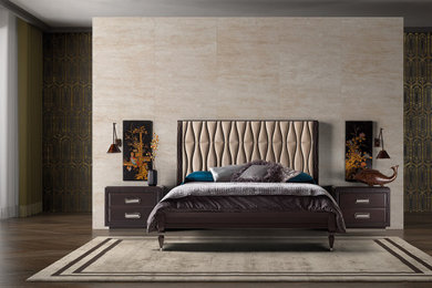 ニューヨークにある中くらいなトラディショナルスタイルのおしゃれな主寝室 (茶色い壁、磁器タイルの床、石材の暖炉まわり、グレーの床、板張り天井、板張り壁) のインテリア