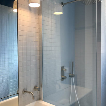 Salle de bain contemporaine dans un appartement ancien