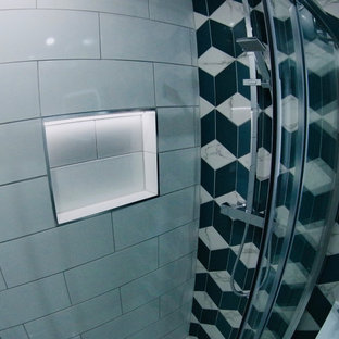 Badezimmer mit bunten Wänden und Vinylboden Ideen, Design & Bilder