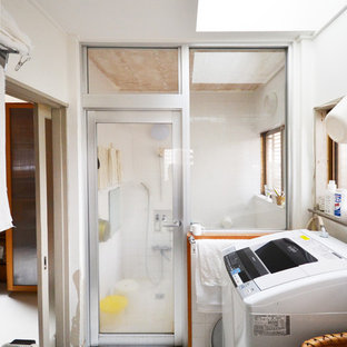 東京都下のアジアンスタイルのおしゃれなランドリールーム (白い壁、白い床) の写真