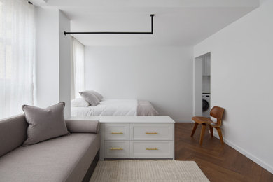 Ejemplo de salón abierto minimalista pequeño con paredes blancas, suelo de madera oscura y suelo marrón