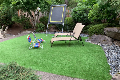 Design ideas for a mid-sized transitional drought-tolerant and full sun backyard river rock landscaping in Portland.