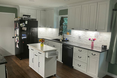 Example of a minimalist kitchen design in Austin
