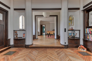Idées déco pour une grande salle de séjour contemporaine ouverte avec une bibliothèque ou un coin lecture, salle de jeu, un mur blanc, parquet clair, aucune cheminée, aucun téléviseur et un sol marron.