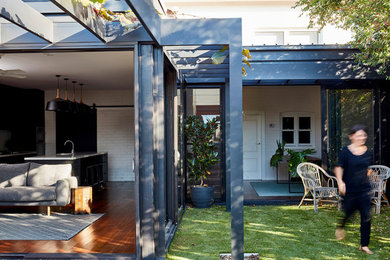 Photo of a mid-sized modern backyard garden in Sydney.