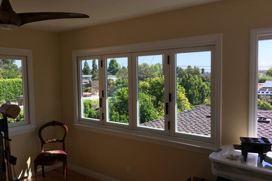 Sunroom - mid-sized traditional medium tone wood floor and brown floor sunroom idea in Los Angeles with a standard ceiling
