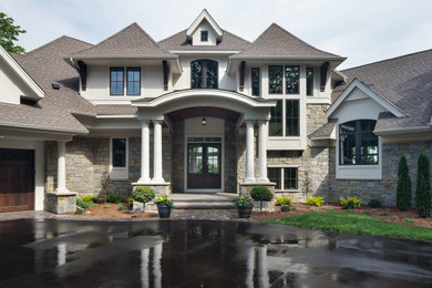 Example of a transitional home design design in Minneapolis