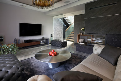 Стильный дизайн: гостиная комната в современном стиле с полом из керамогранита и серым полом - последний тренд