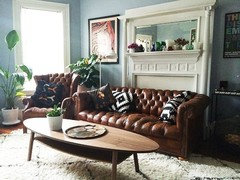 décoration salon avec un canapé chesterfield en cuir