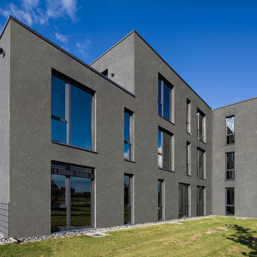 schwarze putzfassade