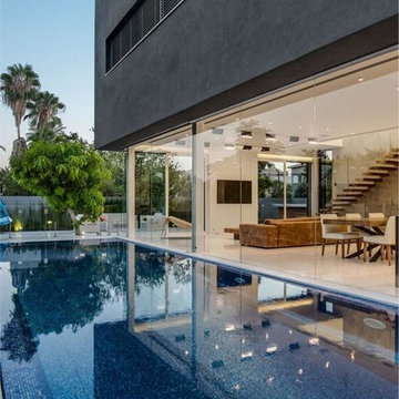 Mysterious Façade Concealing Maximal Openness and Lightness: The Hidden House
