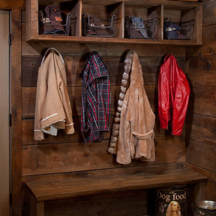 グランドラピッズの中サイズのトラディショナルスタイルのおしゃれなマッドルーム (茶色い壁、スレートの床) の写真