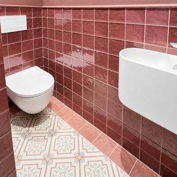 WC rénové avec faïence aubergine et sol à motifs