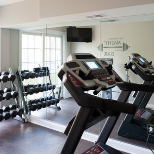 ワシントンD.C.の小さいトランジショナルスタイルのおしゃれな多目的ジム (ベージュの壁、茶色い床、コルクフローリング) の写真