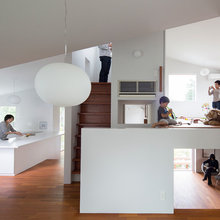 Houzzツアー：家族がつながる工夫がたくさん！ 不思議な間取りの、十字形の家