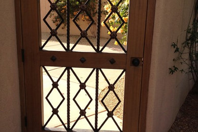 Example of a tuscan entryway design in Los Angeles