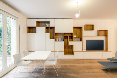 Idée de décoration pour une grande salle à manger design avec un mur beige, parquet clair, un sol beige et éclairage.