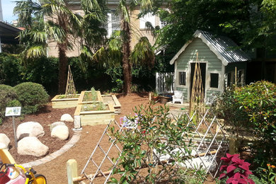 Cottage chic home design photo in New Orleans