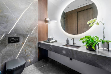 Imagen de cuarto de baño principal, doble y flotante moderno grande con puertas de armario grises y encimera de cuarzo compacto