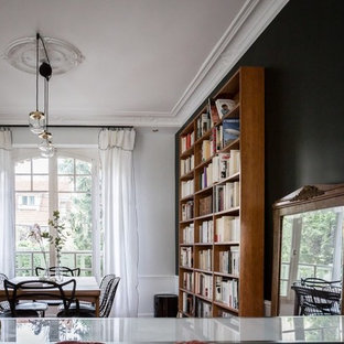 パリの中サイズのコンテンポラリースタイルのLDKの画像 (緑の壁、淡色無垢フローリング、茶色い床)