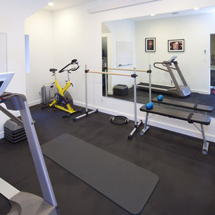 シアトルのミッドセンチュリースタイルのおしゃれな多目的ジム (白い壁) の写真