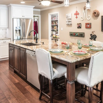 Traditional spacious kitchen
