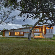 Houzz Tour: A Modern Off-Grid Holiday Home Inspired by the Aussie Shed
