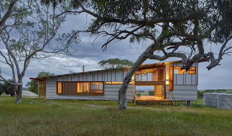 Houzz Tour: A Modern Off-Grid Holiday Home Inspired by the Aussie Shed