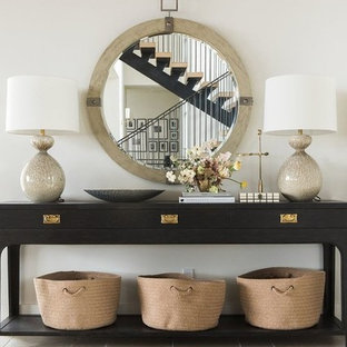 Bild på en stor eklektisk ingång och ytterdörr, med vita väggar, beiget golv och en enkeldörr