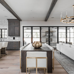 インディアナポリスの中サイズのコンテンポラリースタイルのLDKの画像 (無垢フローリング、白い壁、茶色い床)