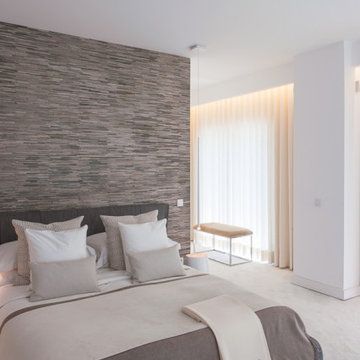 Main Suite Bed with Textured Stone Wall, Paço de Arcos