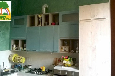 Esempio di una cucina moderna di medie dimensioni