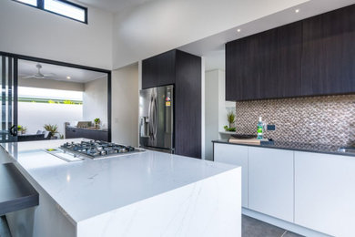 Design ideas for a modern kitchen in Cairns with with island.
