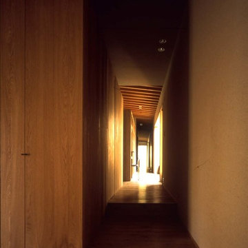 玄関より見る。廊下にはいくつかの引戸が隠されている。 View from the entrance.Several sliding are hidden in