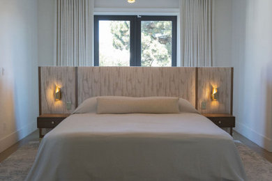 Example of a mid-sized minimalist home design design in Los Angeles