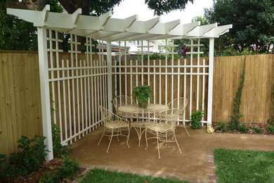 Design ideas for a traditional patio in Brisbane.