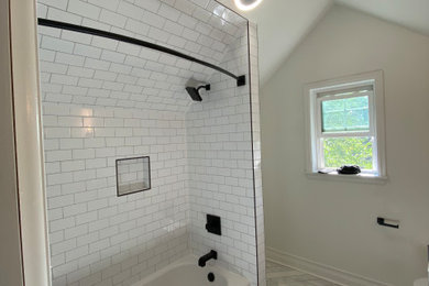 Example of a minimalist bathroom design in Minneapolis