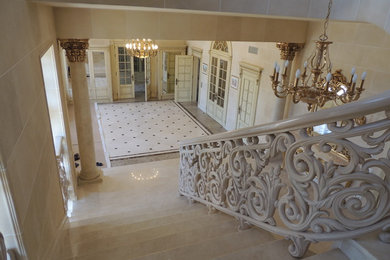 Diseño de escalera clásica grande con escalones de mármol y contrahuellas de mármol