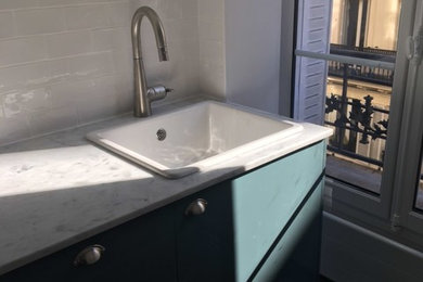 Elegant bathroom photo in Paris