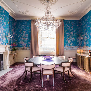 Großes Klassisches Esszimmer mit blauer Wandfarbe, Teppichboden, Kamin, Kaminsims aus Stein und lila Boden in London