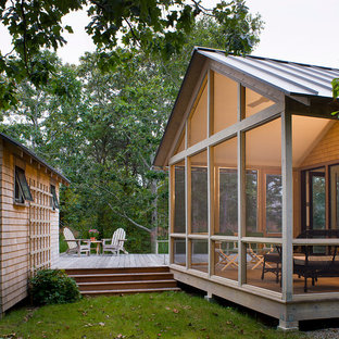 Modelo de porche cerrado de estilo de casa de campo, en anexo de casas, con entablado