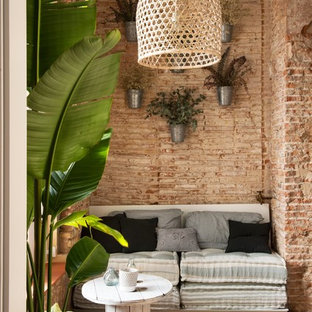 Esempio di un piccolo soggiorno stile shabby aperto con pareti marroni, pavimento in legno massello medio, nessun camino e nessuna TV