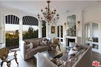 Example of a living room design in Los Angeles
