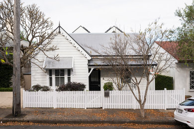 Стильный дизайн: двухэтажный, белый дом среднего размера - последний тренд