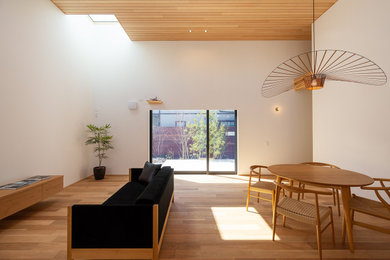 Свежая идея для дизайна: большая открытая гостиная комната в стиле модернизм с белыми стенами, паркетным полом среднего тона, отдельно стоящим телевизором, деревянным потолком и обоями на стенах - отличное фото интерьера